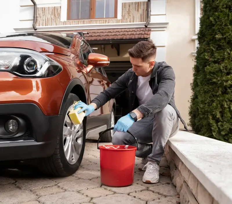 Lavage auto à domicile Sceaux-du-Gâtinais : professionnel intervenant sur un véhicule